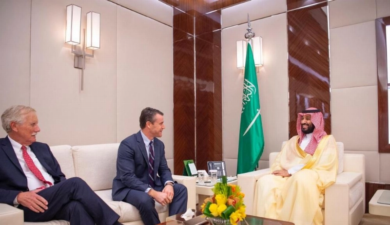 ولي العهد يستقبل عضوين بمجلس الشيوخ الأمريكي
