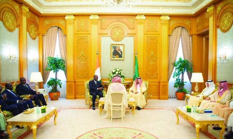 الملك سلمان والحسن واتارا خلال جلسة المباحثات أمس (واس)