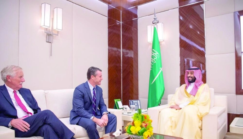 الأمير محمد بن سلمان خلال لقائه تود يونج وأنجوس كينج في جدة (واس)