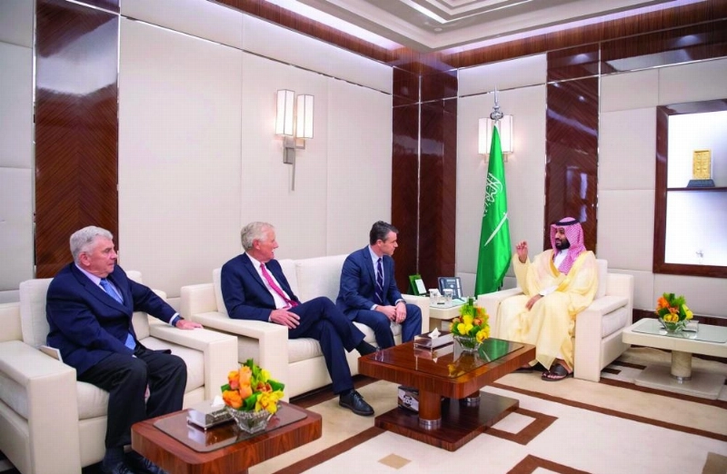 الأمير محمد بن سلمان خلال لقائه تود يونج وأنجوس كينج في جدة (واس)