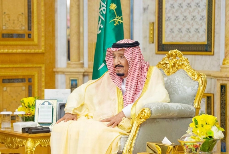 الملك سلمان خلال أداء وزير الطاقة للقسم