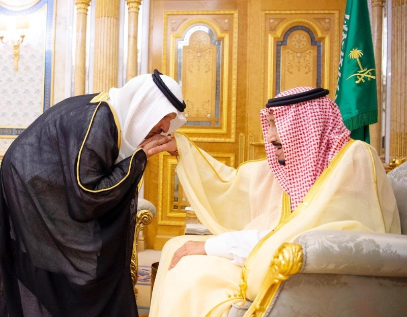 عبدالعزيز بن سلمان مقبلا يد خادم الحرمين (واس)