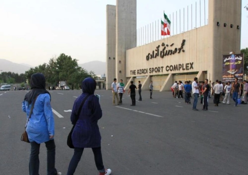 المحكمة الإيرانية التي حاولت الفتاة الانتحار أمامها (مكة)