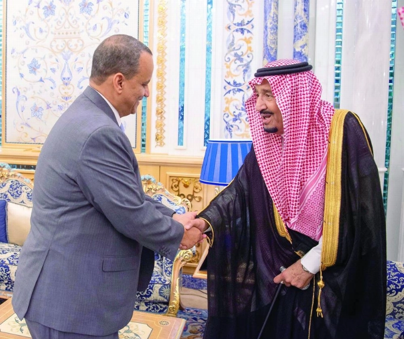 الملك سلمان لدى استقباله إسماعيل ولد الشيخ