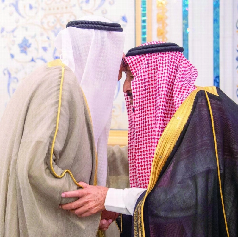 الملك سلمان لدى استقباله الشيخ صباح خالد الصباح في قصر السلام بجدة أمس (واس)