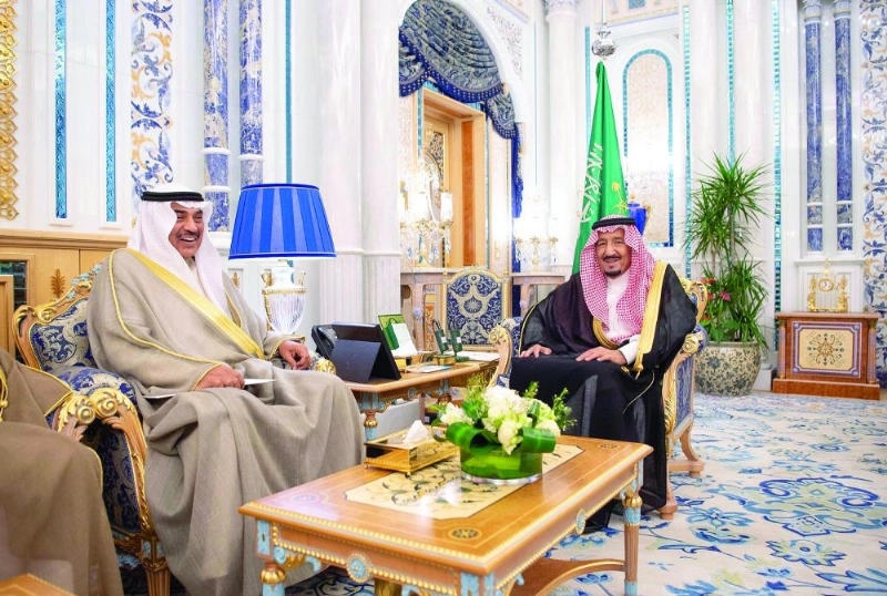 الملك سلمان لدى استقباله الشيخ صباح خالد الصباح في قصر السلام بجدة أمس (واس)
