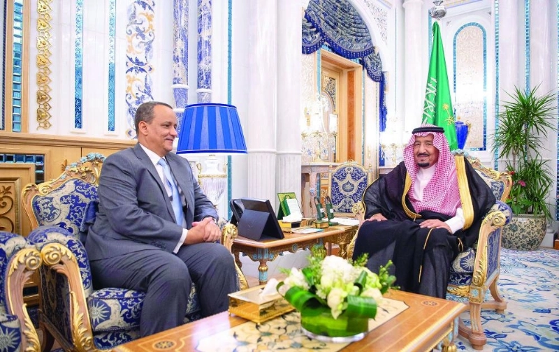 خادم الحرمين خلال استقباله إسماعيل ولد الشيخ
