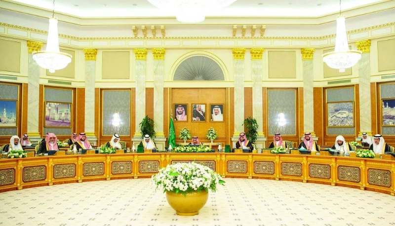 الملك سلمان لدى ترؤسه جلسة مجلس الوزراء في قصر السلام بجدة أمس (واس)