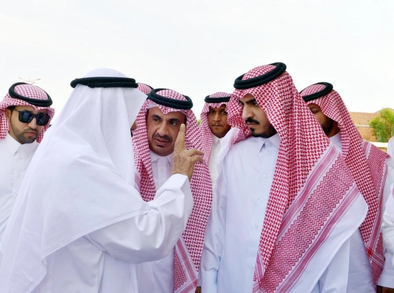 بدر بن سلطان مستمعا لشكاوى أهالي الجموم (مكة)