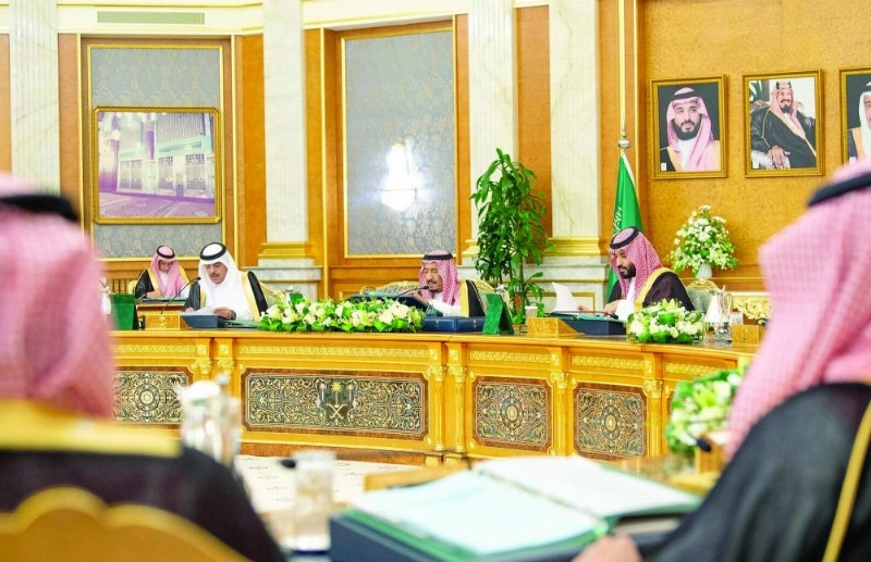 الملك سلمان لدى ترؤسه جلسة مجلس الوزراء في قصر السلام بجدة أمس (واس)