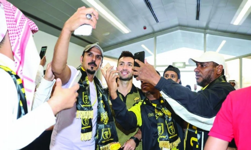 لاعبو الاتحاد عقب وصولهم مطار أبها (إعلامي الاتحاد)