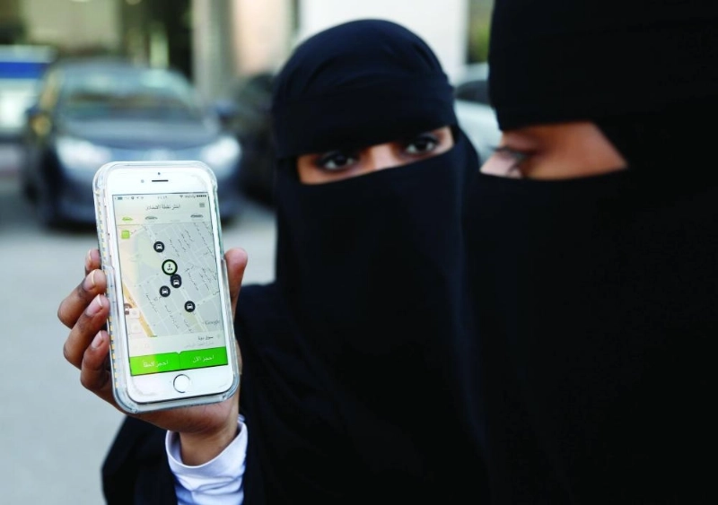سيدتان أثناء استخدام تطبيق كريم (مكة)