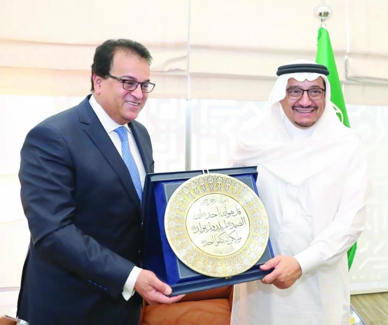حمد آل الشيخ يتسلم هدية تذكارية من خالد عبدالغفار (مكة)