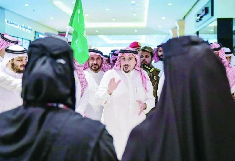 أمير القصيم خلال حديثه مع موظفات بأحد المولات (واس)
