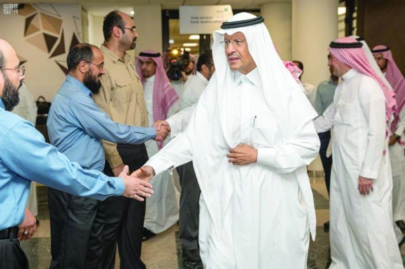 عبدالعزيز بن سلمان خلال زيارة بقيق (واس)