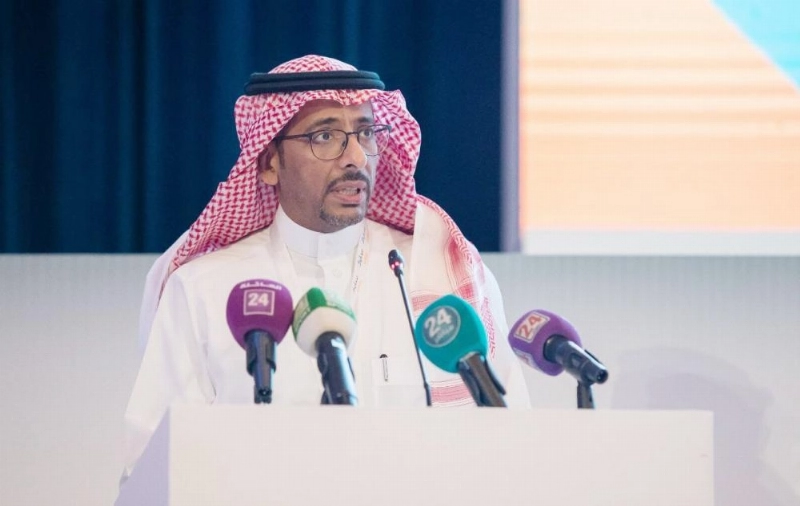 الخريف متحدثا في المؤتمر (الصناعة والثروة المعدنية)