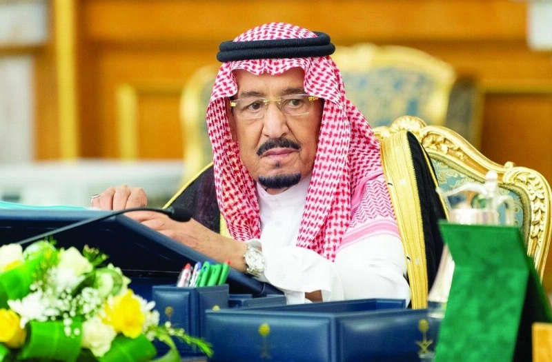 الملك سلمان لدى ترؤسه جلسة مجلس الوزراء التي عقدت في قصر السلام في جدة أمس (واس)