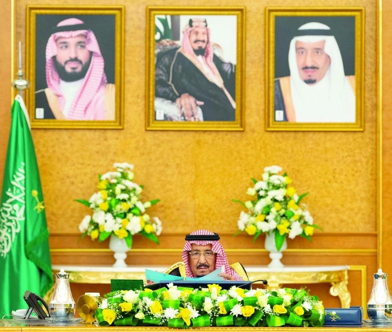 الملك سلمان لدى ترؤسه جلسة مجلس الوزراء التي عقدت في قصر السلام بجدة أمس (واس)