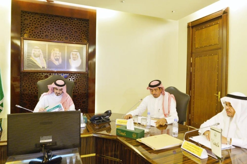 بدر بن سلطان خلال ترؤسه الاجتماع (مكة)