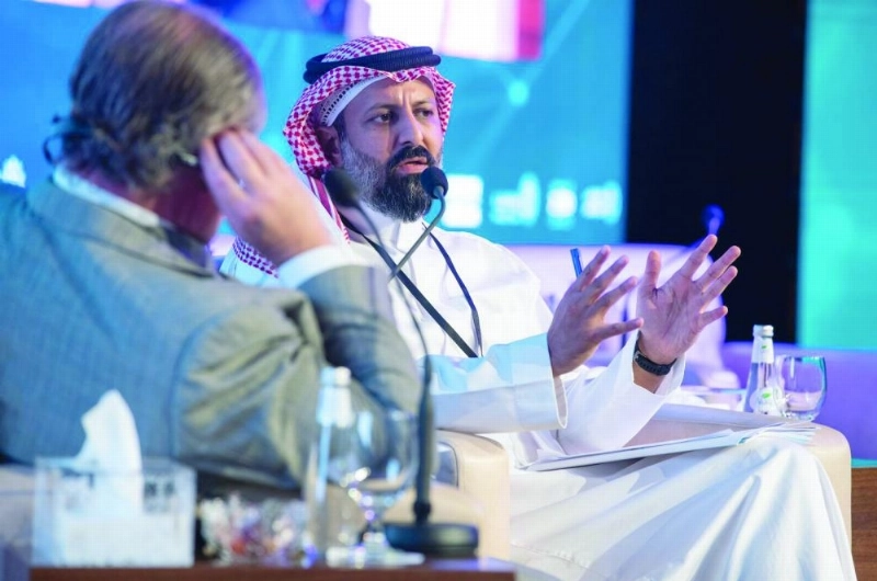 القويز متحدثا بالمؤتمر
