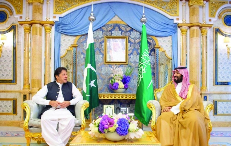 الأمير محمد بن سلمان خلال استقباله عمران خان بجدة أمس (واس)