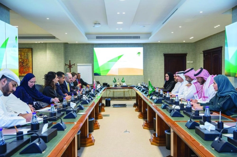 عبدالله الربيعة خلال لقائه المسؤولين الأمريكيين في واشنطن (واس)