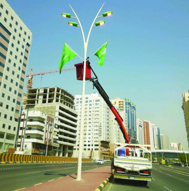 من أعمال تركيب الأعلام (مكة)