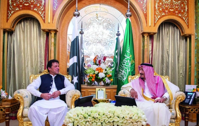 الملك سلمان خلال استقباله عمران خان في قصر السلام بجدة أمس الأول (واس)