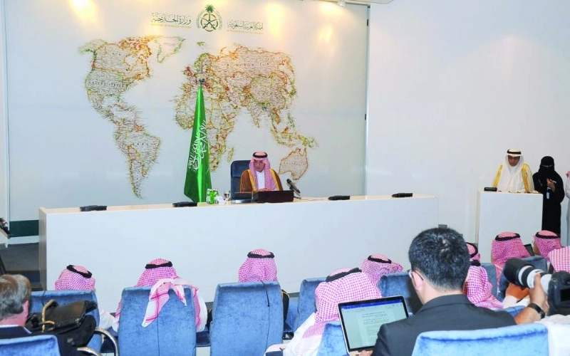 عادل الجبير خلال المؤتمر الصحفي بالرياض أمس (واس)