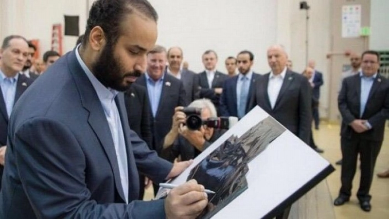 ولي العهد يوقع على القمر السعودي عبارة فوق هام السحب (مكة)