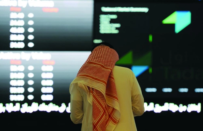 مستثمر يتابع شاشة تداول (مكة)