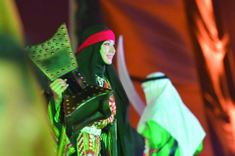 امرأة ترتدي الزي الجنوبي احتفاء باليوم الوطني