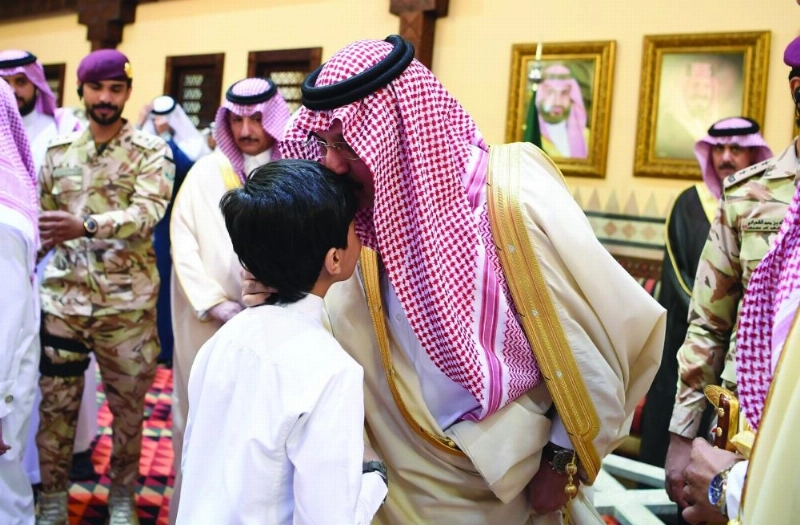 تركي بن طلال خلال استقباله ذوي شهداء الواجب (واس)