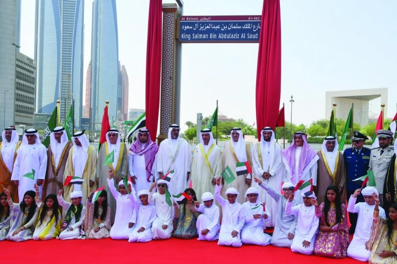 لحظة تدشين شارع الملك سلمان في أبو ظبي (مكة)