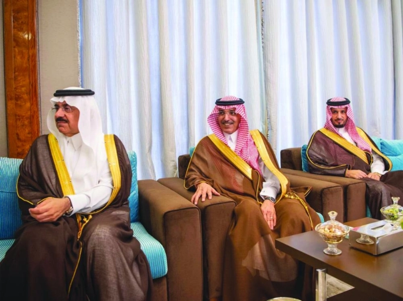 خادم الحرمين خلال استقباله ملك البحرين في قصر السلام بجدة أمس (واس)