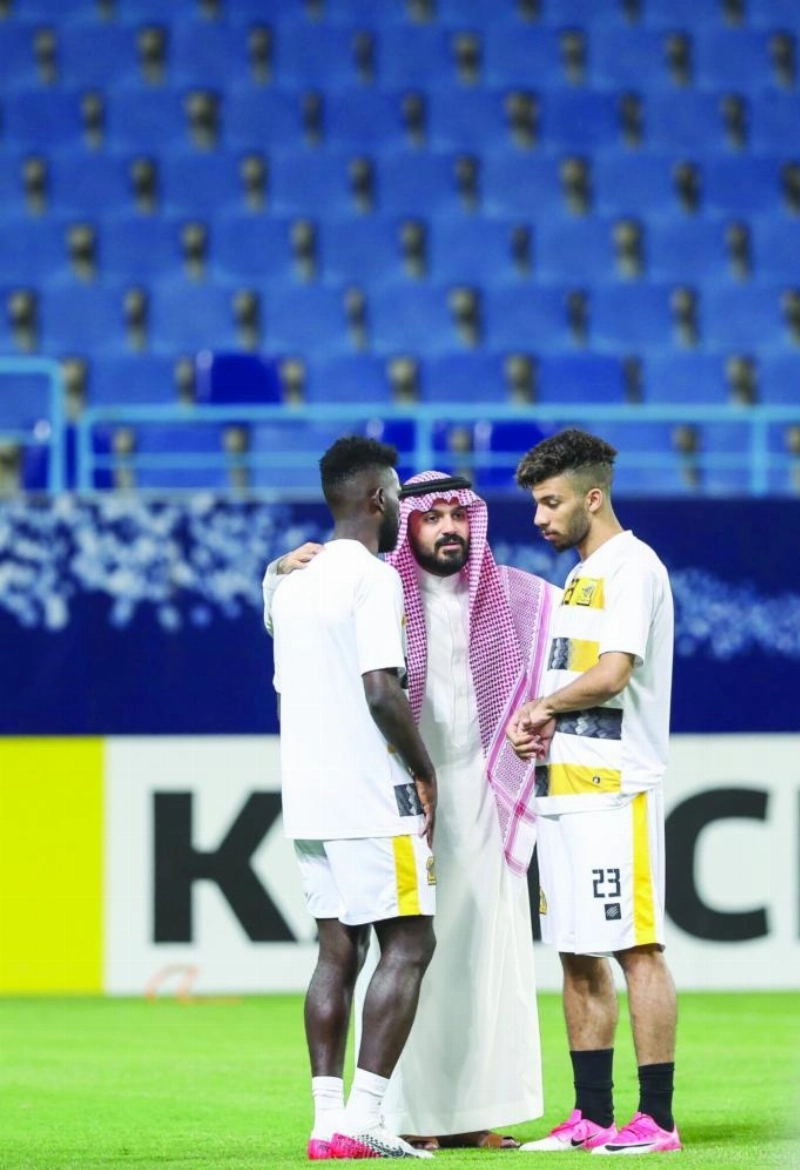أنمار الحائلي في حديث جانبي مع لاعبين (إعلامي الاتحاد)