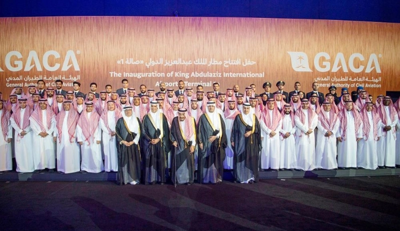 الملك سلمان في صورة جماعية لدى تدشينه مطار الملك عبدالعزيز الدولي الجديد أمس (واس)