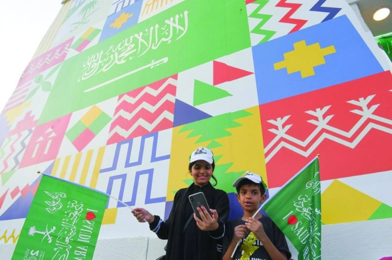 طفلان يشاركان في احتفالات اليوم الوطني