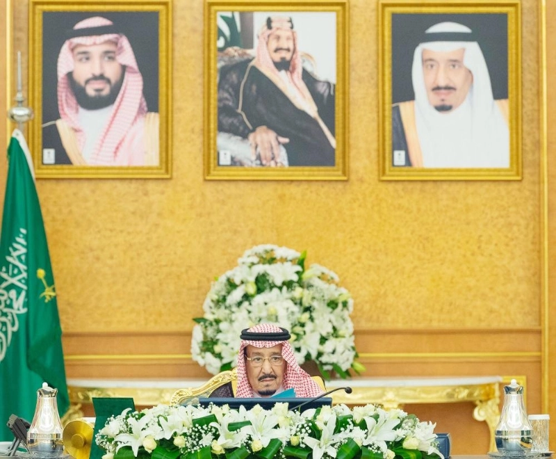 الملك سلمان لدى ترؤسه جلسة مجلس الوزراء في قصر السلام بجدة أمس (واس)