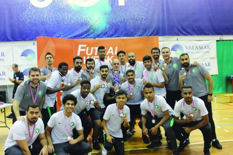 احتفال منتخب الصالات السعودي بالبرونزية (مكة)