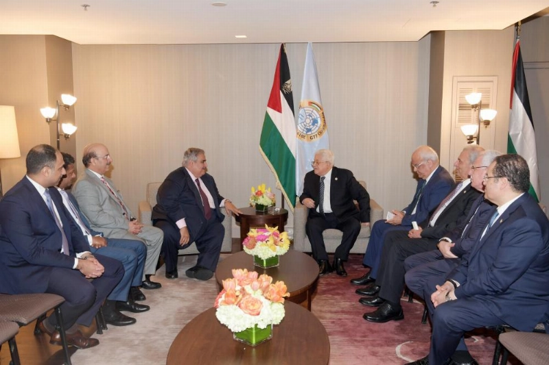 وزير خارجية البحرين مع محمود عباس (د ب أ)