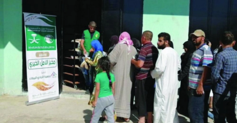 الفريق يتولى توزيع الخبز (واس)