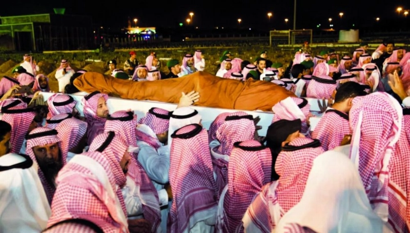 جموع خلال تشييع عبدالعزيز الفغم بمقبرة الشرائع بمكة (ياسر بخش)