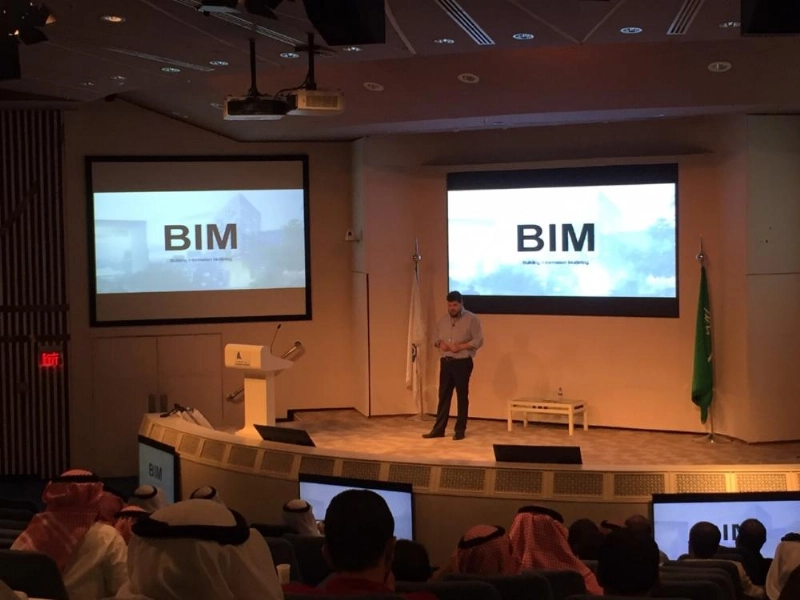 جانب من الملتقى الهندسي أمس (مكة)