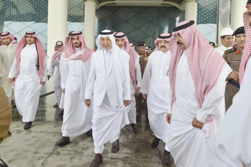 خالد الفيصل وبدر بن سلطان ومشعل بن ماجد خلال تفقد المحطة أمس (مكة)