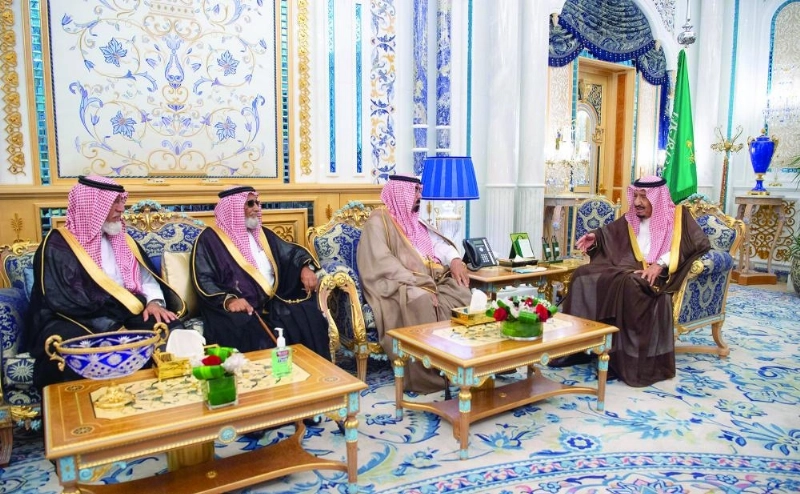 الملك سلمان لدى استقباله أسرة الفقيد عبدالعزيز الفغم (واس)