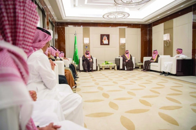 الأمير محمد بن سلمان لدى استقباله أسرة الفقيد عبدالعزيز الفغم