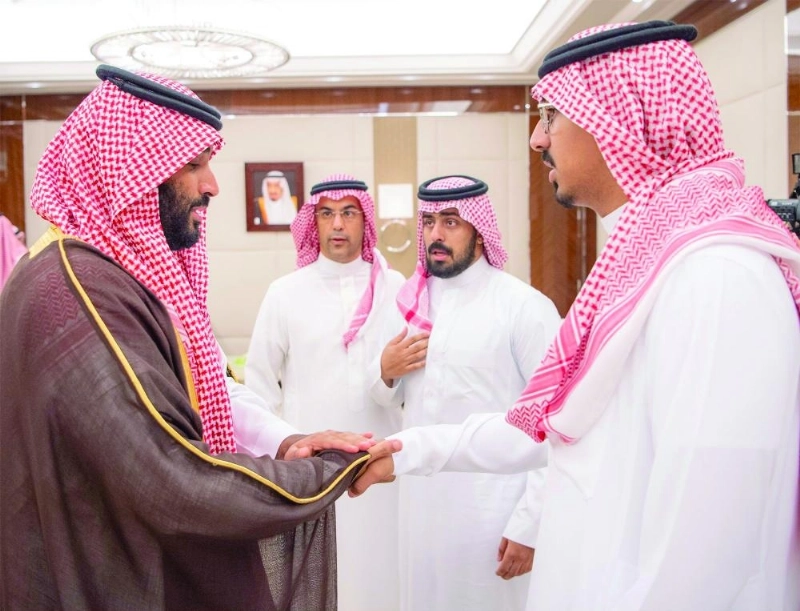الأمير محمد بن سلمان لدى استقباله أسرة الفقيد عبدالعزيز الفغم