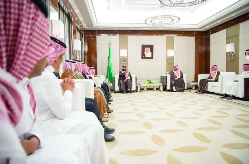 الأمير محمد بن سلمان لدى استقباله أسرة الفقيد عبدالعزيز الفغم