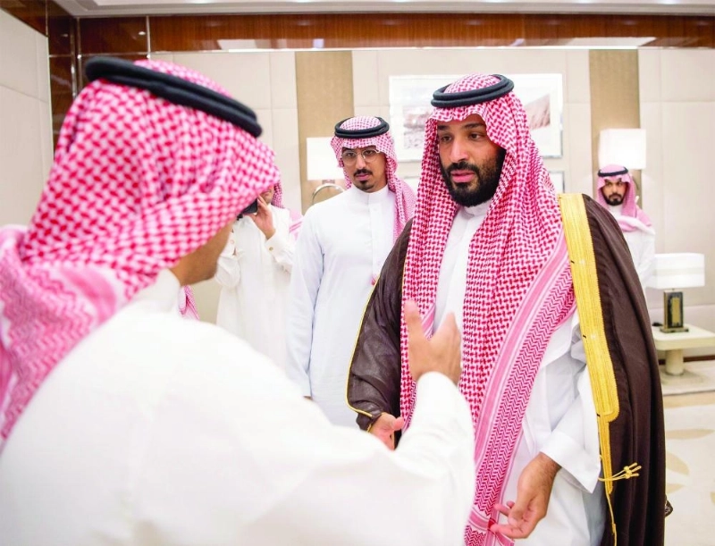 الأمير محمد بن سلمان لدى استقباله أسرة الفقيد عبدالعزيز الفغم